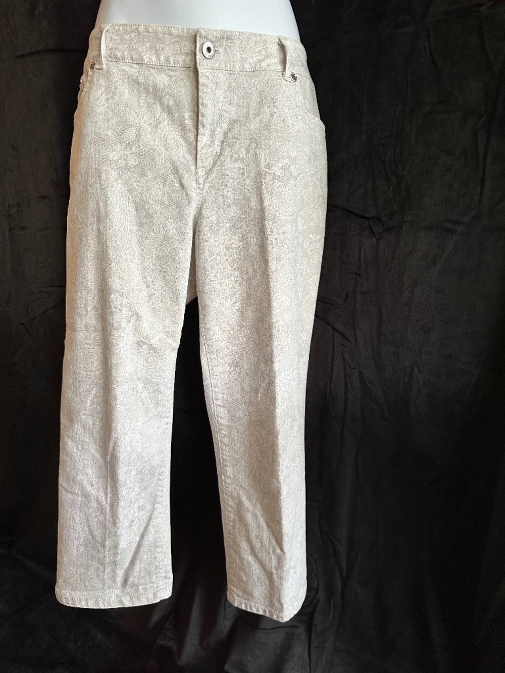 Chico’s, platinum denim, gray/white print Capri pants, size 1.5 (10)